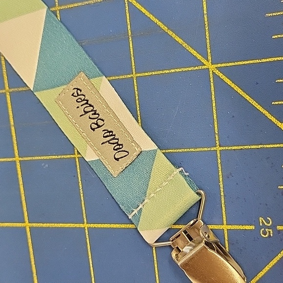 Dodo Babies Geometric Pacifier Clip - Picture 2 of 4